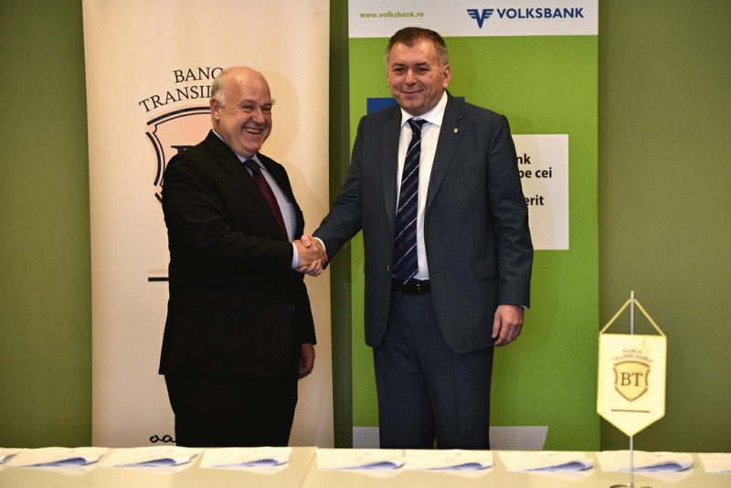 Michael Mendel - preşedinte al Consiliului de Supraveghere din Volksbank România (stânga); Horia Ciorcilă - preşedinte al Consiliului de Administraţie al Băncii Transilvania (dreapta) Michael Mendel - preşedinte al Consiliului de Supraveghere din Volksbank România (stânga); Horia Ciorcilă - preşedinte al Consiliului de Administraţie al Băncii Transilvania (dreapta)